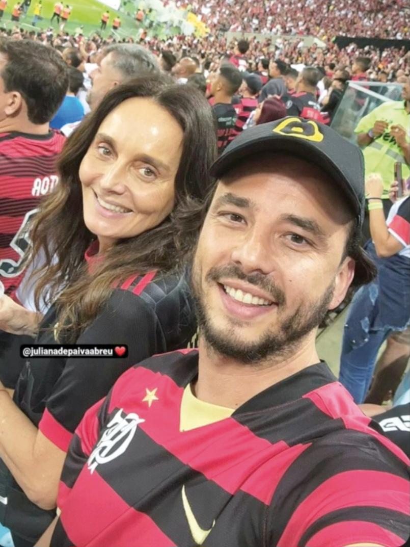 Ainda no Rio de Janeiro, a sempre bela Juliana Abreu e seu filho Gustavo Valle conferindo o clima de vibração da torcida pelo Mengão no Maracanã (Foto/Arquivo pessoal)