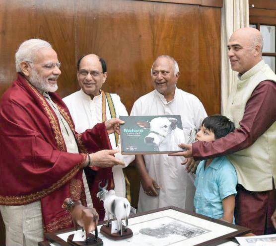 José Otávio Lemos – acompanhado de seu filho - presenteia o primeiro-ministro da Índia, Shri Narendra Modi com exemplar de um de seus livros, “Nelore, Raça Forte” (Foto/Arquivo pessoal)