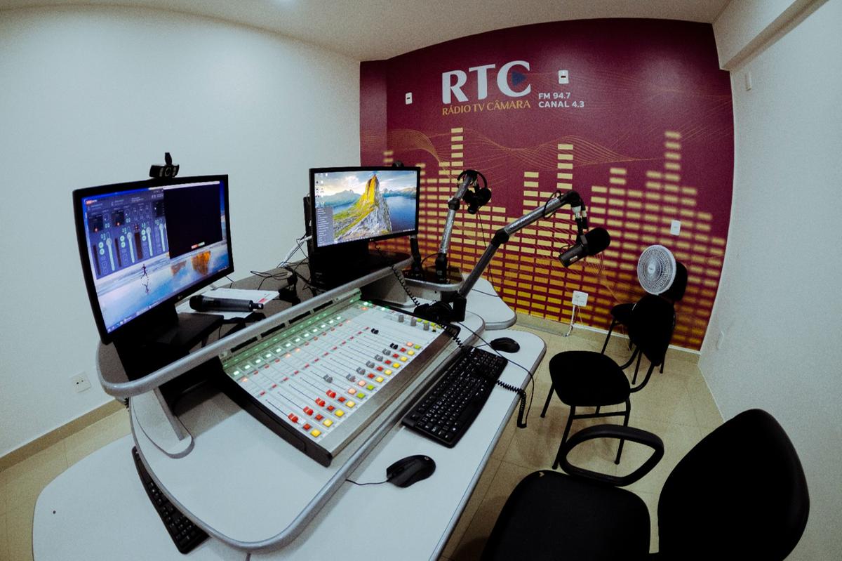 Estúdio da Rádio Câmara de Uberaba que já transmite as sessões legislativas e dever formatar programação voltada à prestação de serviço (Foto/Rodrigo Garcia/CMU)