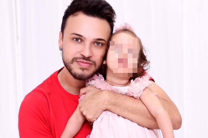 Durante o período de investigações, o pai está proibido de manter contato com a menina (Foto/Reprodução/Redes Sociais)