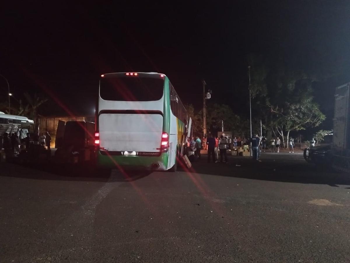 Ônibus foram interceptados na operação e produtos sem a devida documentação, provenientes de São Paulo, apreendidos (Foto/Divulgação)