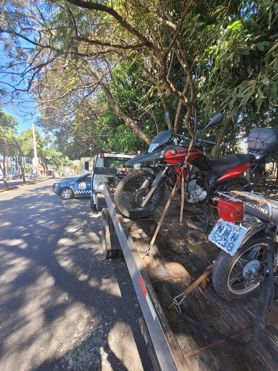 As motocicletas apresentavam irregularidades e os pilotos acabaram conduzidos à Delegacia por crimes de trânsito (Foto/Divulgação)