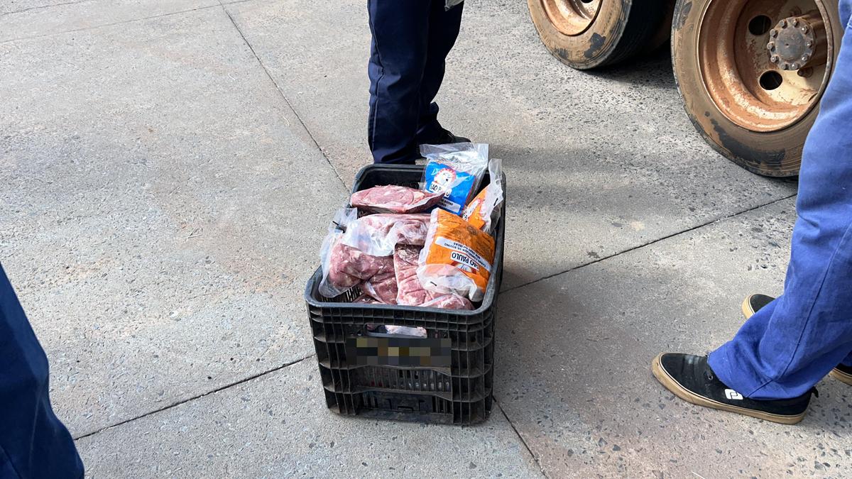 Carne estragada foi encontrada em caminhão sem refrigeração (Foto/Reprodução)