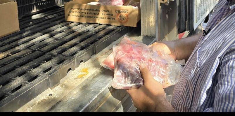 Túlio inspeciona carne durante entrega de produtos para a merenda escolar (Foto/Divulgação)
