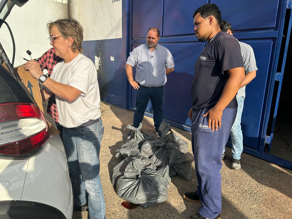 Na quinta-feira, 72 quilos de carne imprópria para consumo foram apreendidos pela Vigilância Sanitária em caminhão da empresa que fornece merenda escolar à rede municipal (Foto/Divulgação)