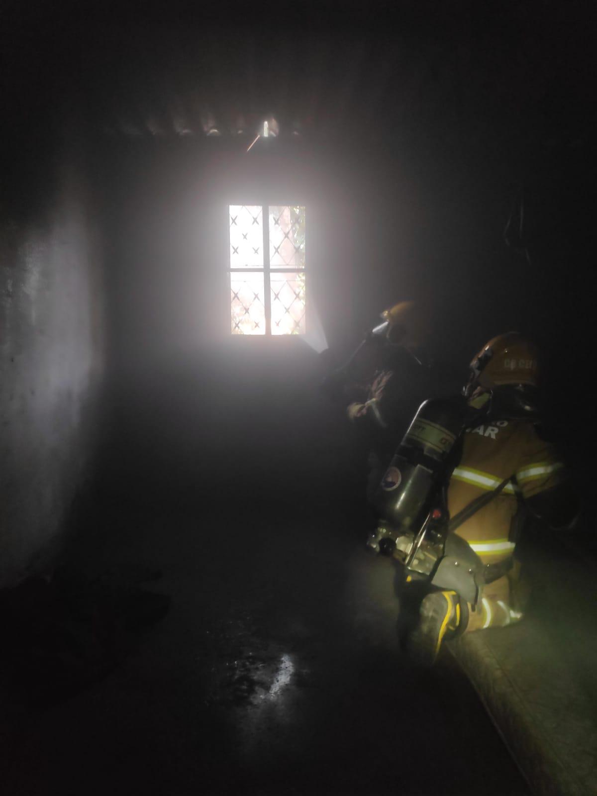 Vizinhos avistaram uma grande quantidade de fumaça saindo pelo teto da casa e alertaram os bombeiros (Foto/Divulgação)
