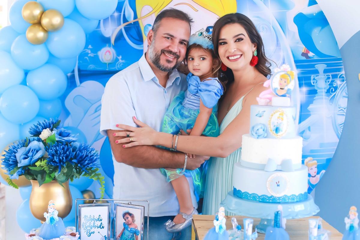 A fofa aniversariante com os pais Sarah Soares e Diego (Foto/Stella Barbosa)