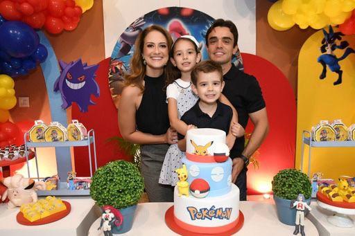 Antônio com a irmã Helena e os pais, Tiago e Mariana Souto na hora de soprar a velinha (Foto/Geisele Silva)