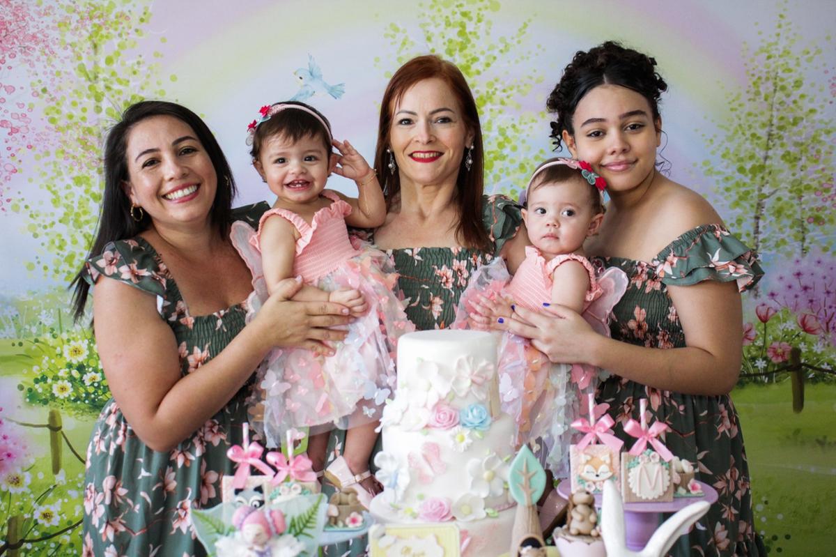 As mamães Maria Helena Falconi e Erika Vanessa Rocha, comemorando a vida das filhas Alice Maya e Maria Geovana (Foto/Cris Abreu)