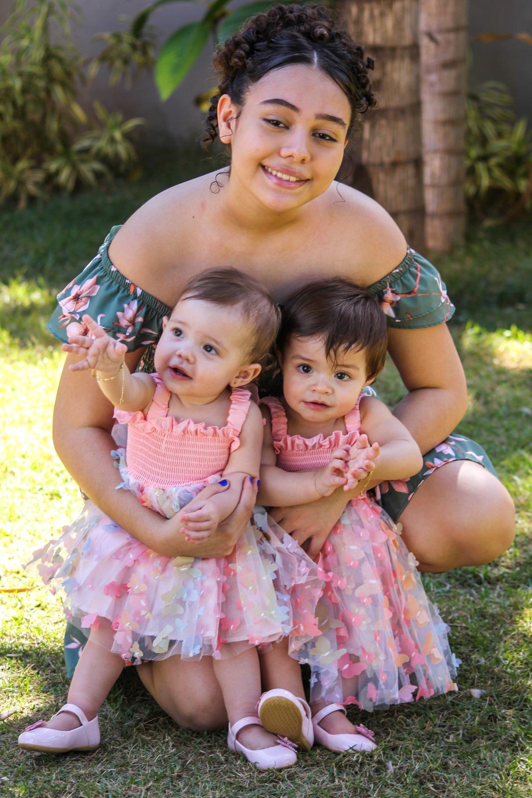 As pequenas aniversariantes Maya Fernanda Rocha, Maria Geovana Cavalcante com a irmã Alice Fernandes Rocha Falconi (Foto/Cris Abreu)