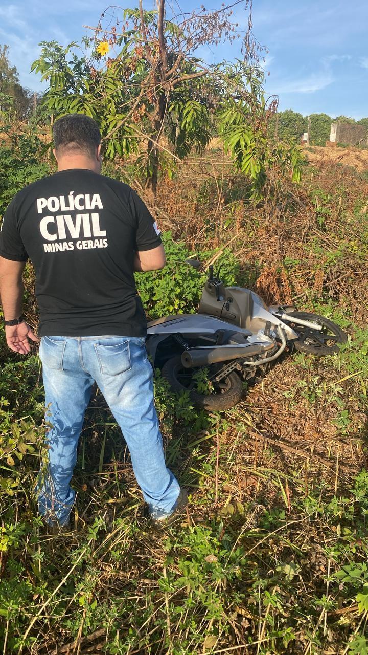 A moto Biz estava caída à margem da rua Colômbia, no bairro Fabrício, juntamente com o capacete, mas os demais objetos levados da residência não foram encontrados (Foto/Divulgação)