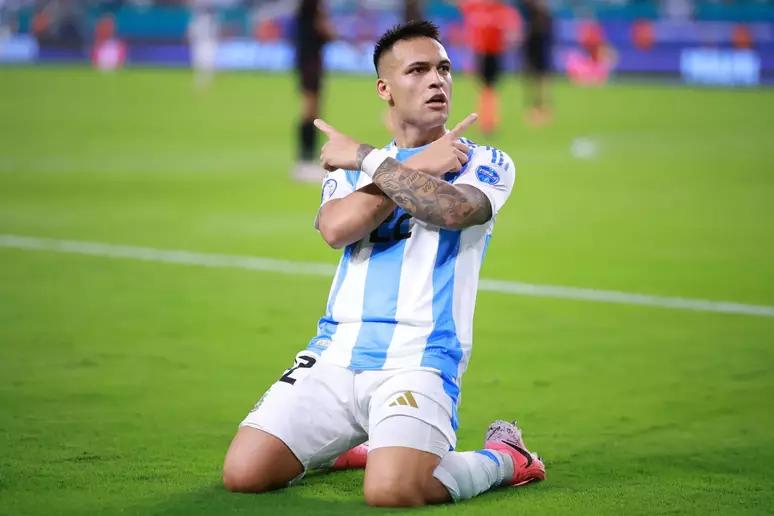 Com o resultado, a Argentina de Lautaro Martinez garantiu o primeiro lugar do Grupo A (Foto/Hector Vivas - Getty Images - Esporte News Mundo)