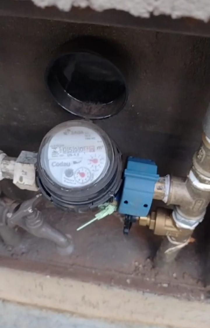 Morador afirmou que o hidrômetro continua computando o consumo de água, mesmo quando sai ar da torneira (Foto/Divulgação)