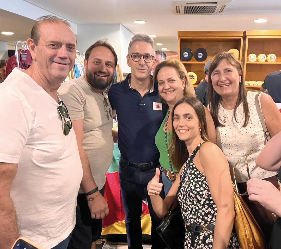 EXPOQUEIJO ARAXÁ – Luiz Fernando Martins, Luiz Alberto Martins, governador Romeu Zema, Simone Cartafina, Giovanna Martins e Rosângela Martins (Foto/Arquivo pessoal)