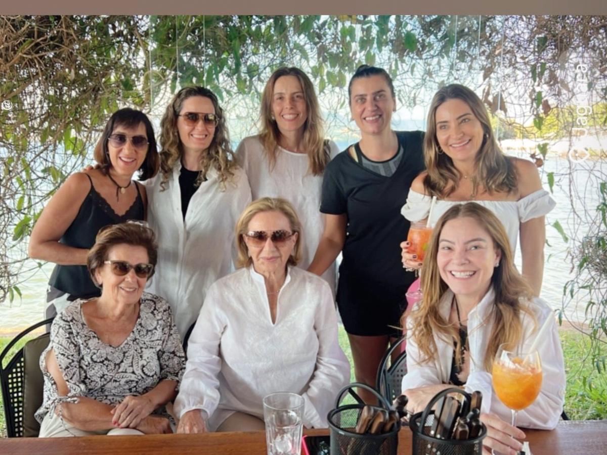 Tarde de inverno tropical com Flávia Bueno, Caru Cunha, Nana Cunha, Evana Abocater, Marília Queiroz, Regina Junqueira, Aída Abreu e Mônica Hial (Foto/Arquivo pessoal)