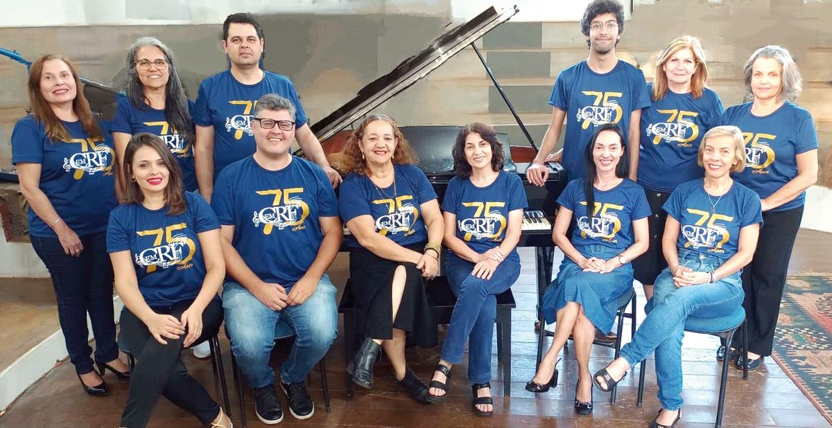 Profa Josefa Beatriz Costa, Profa Lucelena Vieira, Prof. Fabrício Pereira, Profa Ranieli Tosta, Vice diretor Rafael Camilo, Diretora Adriana Rocha, Vice diretora Ana Márcia Souza Gonçalves, Profa Maria Luisa Fernandes Cardoso, Profa Sirlene de Oliveira, Prof. Rodrigo Garofalo, Profa Marta De Vito, Profa Cristina Arruda (Foto/Arquivo pessoal)