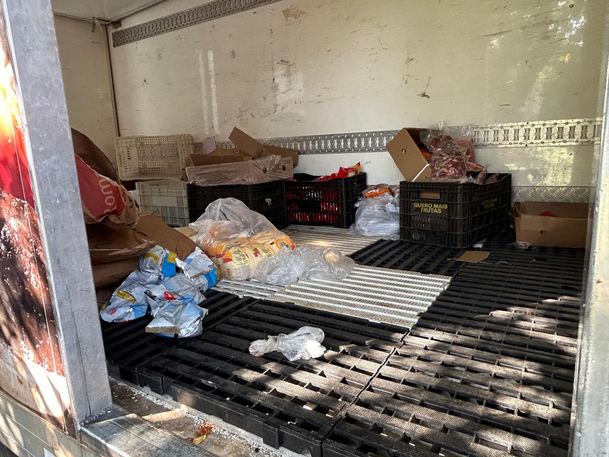 Caminhão da empresa foi flagrado pelo vereador Tulio Micheli transportando carne recolhida por não estar em condições de consumo com outras para entrega e sem refrigeração (Foto/Divulgação)
