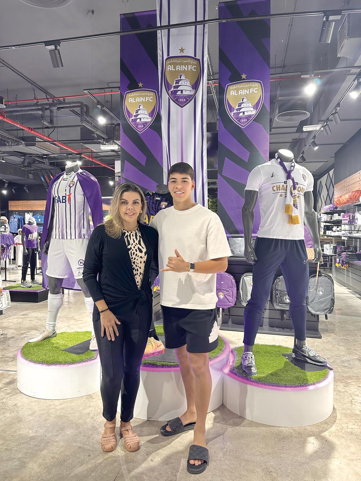 A amiga Renata Junqueira está passando temporada em Dubai ao lado do filho Flávio Augustus Junqueira Bernardes, que vai jogar futebol por lá (Foto/Arquivo pessoal)