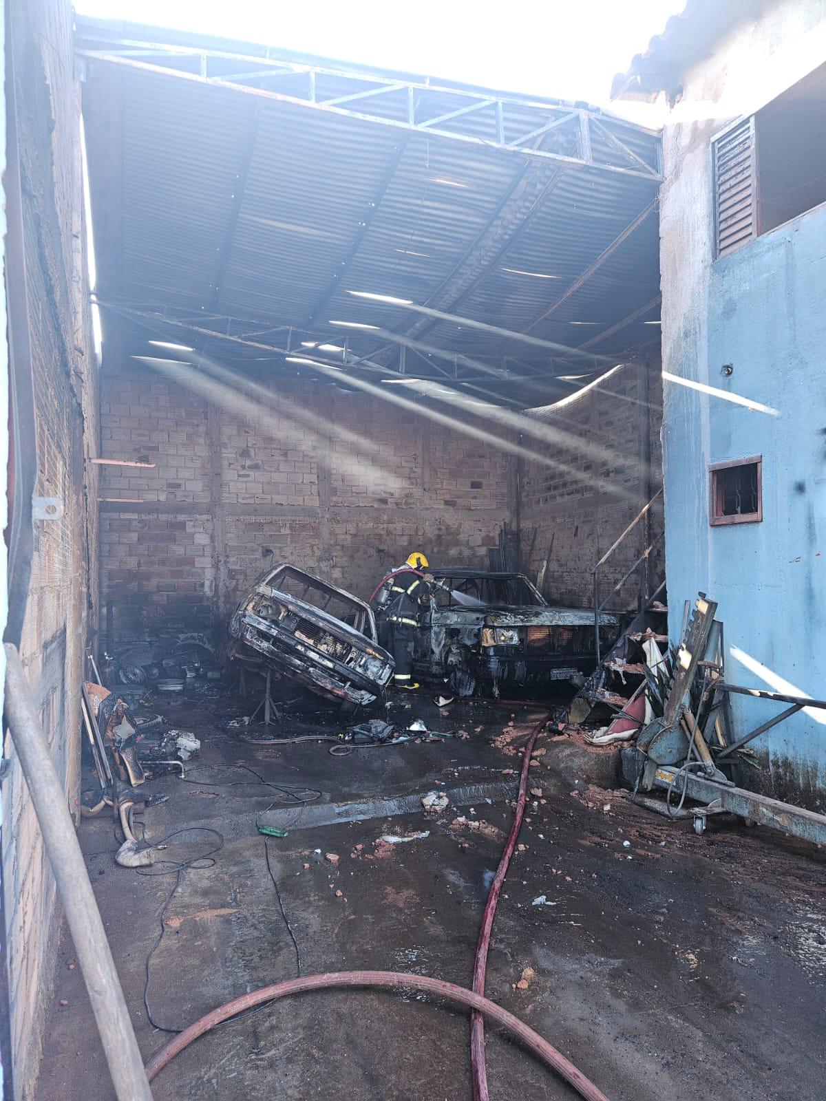Veículos ficaram totalmente destruídos, e parte da estrutura do imóvel também dicou comprometida devido às chamas (Foto/Divulgação)