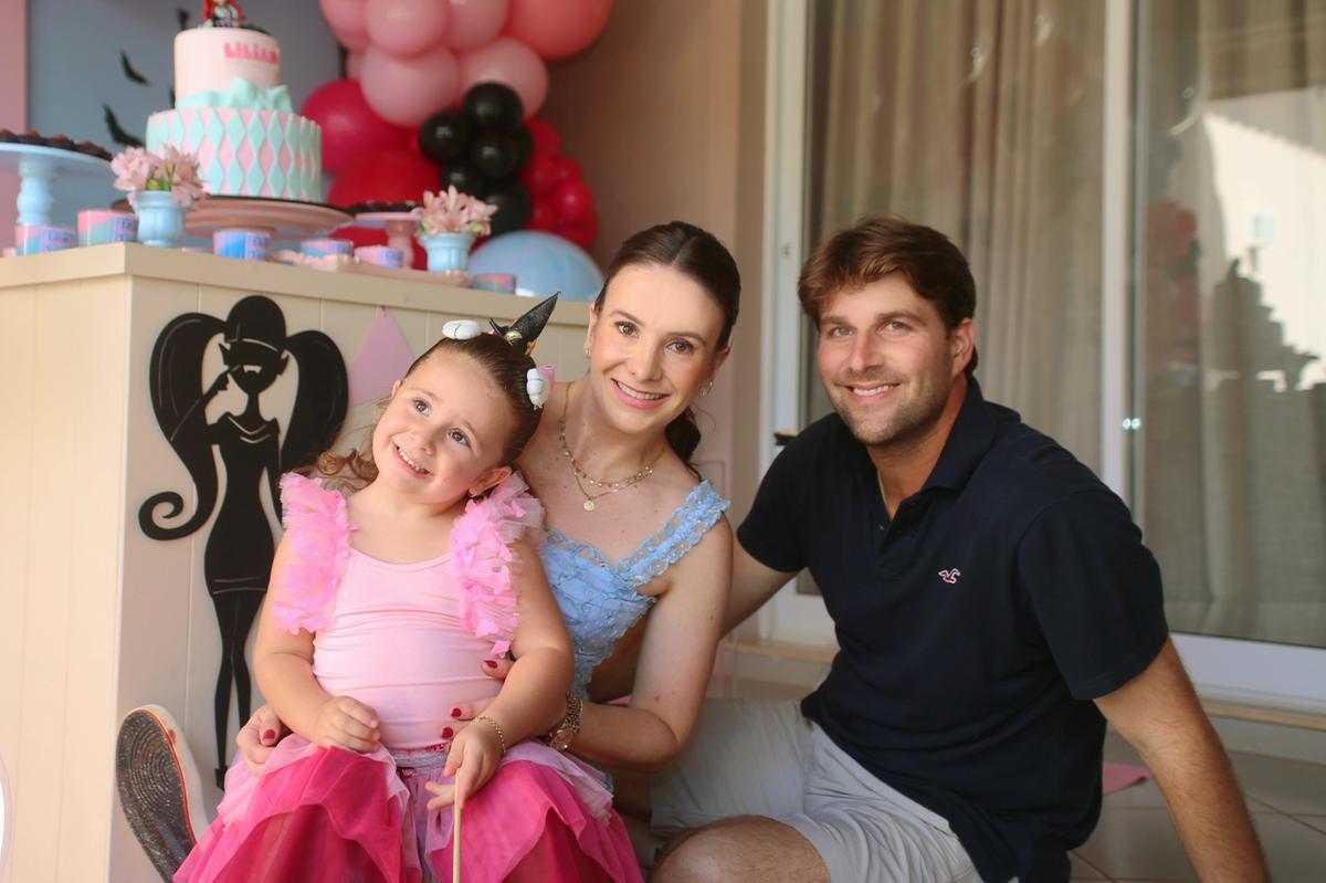 A doce aniversariante com os pais Guto Tondin e Carla Guidi (Foto/Wagner Pinheiro)