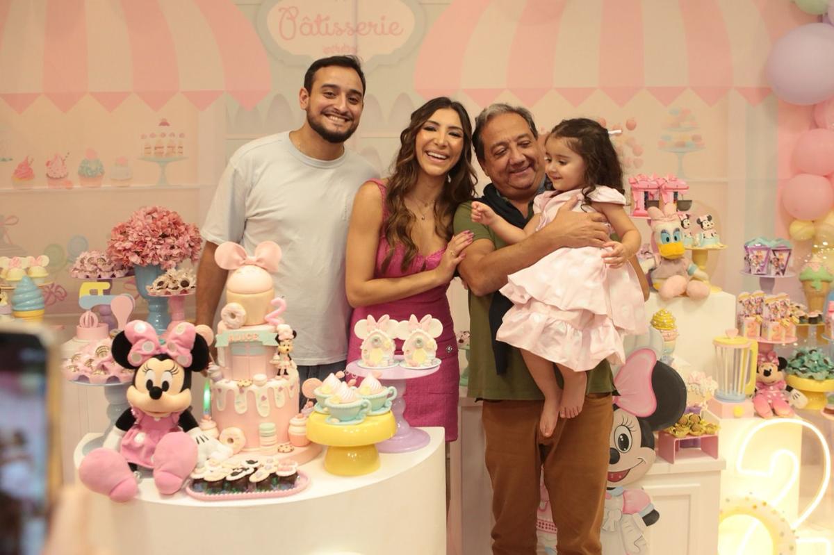 Alice comemorou 2 aninhos de vida, com muita festa e alegria. Na foto, ao lado de seus pais Frederico Barbosa e Melina Bawden e do avô Fausto Bawden (Foto/Stella Barbosa)