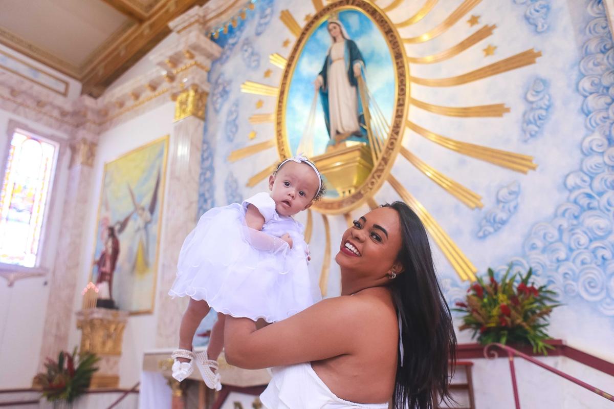 Yasmin recebeu seu primeiro sacramento no santuário da Medalha Milagrosa, na foto com a mamãe Nayi Aparecida (Foto/Stella Barbosa)