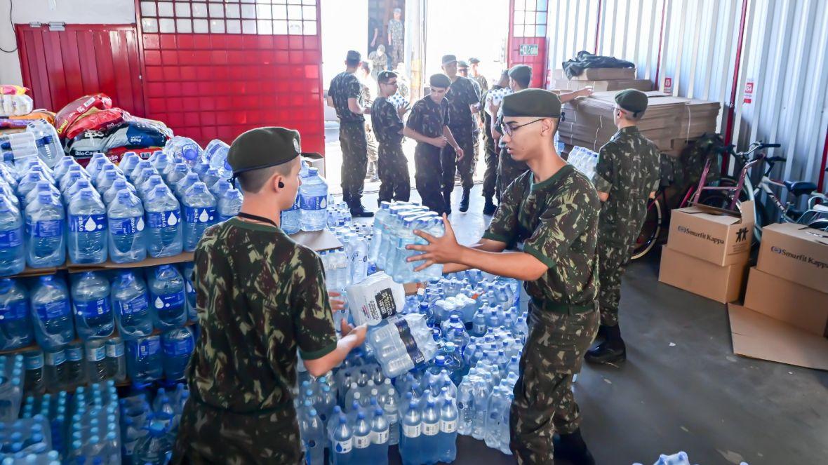 Caminhão com alimentos não perecíveis, água potável, produtos de higiene pessoal, materiais de limpeza e dezenas de roupas, incluindo agasalhos, seguiu para o Sul (Foto/Divulgação)