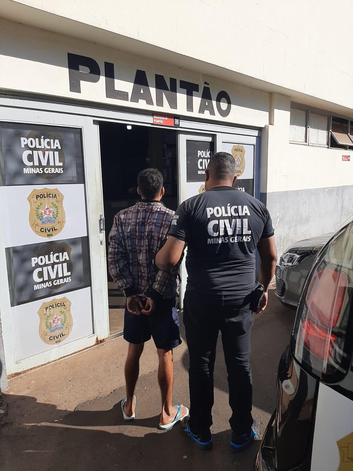 Polícia Civil realizou a prisão e encaminhou o suspeito, com as drogas e telefone, para a delegacia (Foto/Divulgação)