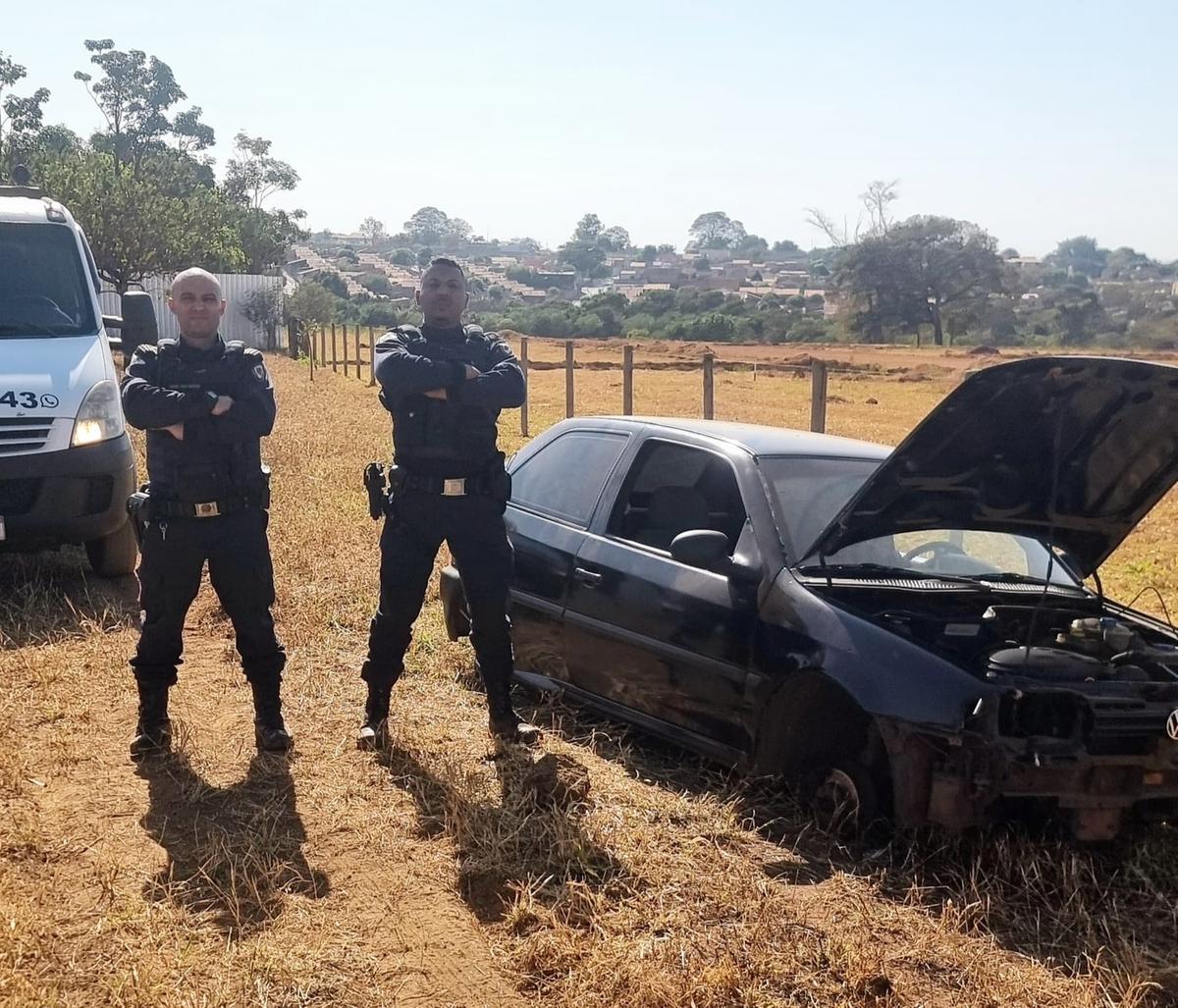 O carro estava abandonado, mas sem diversos componentes, como rodas, som, chaves de roda, macaco, bateria e faróis (Foto/Divulgação)