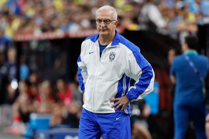 Uniforme do Zagallo não deu sorte a Dorival Jr. Faltou jogador, faltou competência e principalmente faltou futebol (Foto/Kevork Djansezian/Getty Images via AFP)