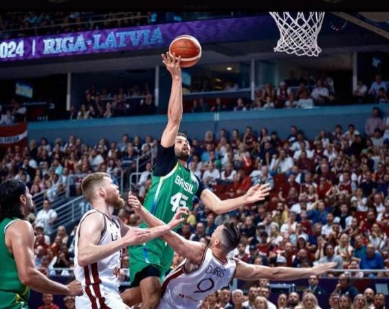 A seleção masculina de basquete conquistou neste domingo, em Riga, a vaga para os Jogos de Paris-2024 ao vencer o Pré-Olímpico da Letônia (Foto/Divulgação FIBA)