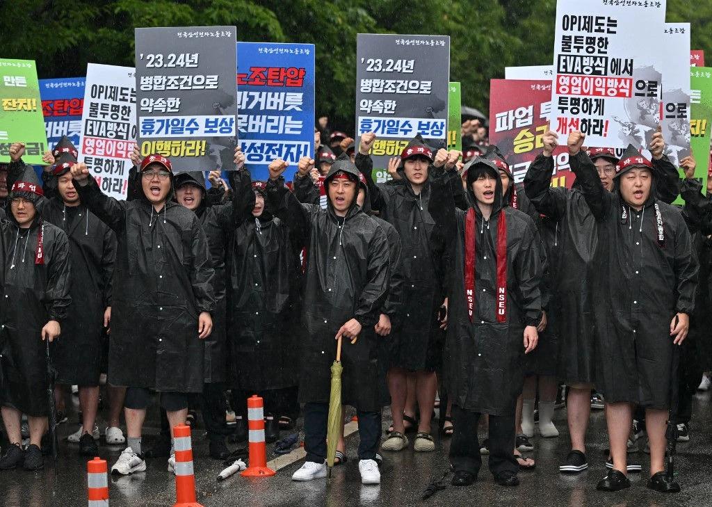 Milhares de trabalhadores se reuniram diante da fábrica de semicondutores da empresa em Hwaseong, ao sul de Seul (Foto/AFP or licensors)