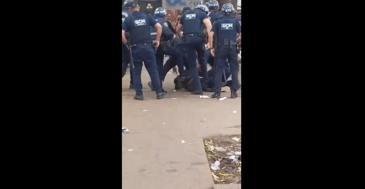 Guardas-civis agridem pessoa em situação de rua em São Paulo (Foto/@padrejulio.lancellotti/Instagram/Reprodução)