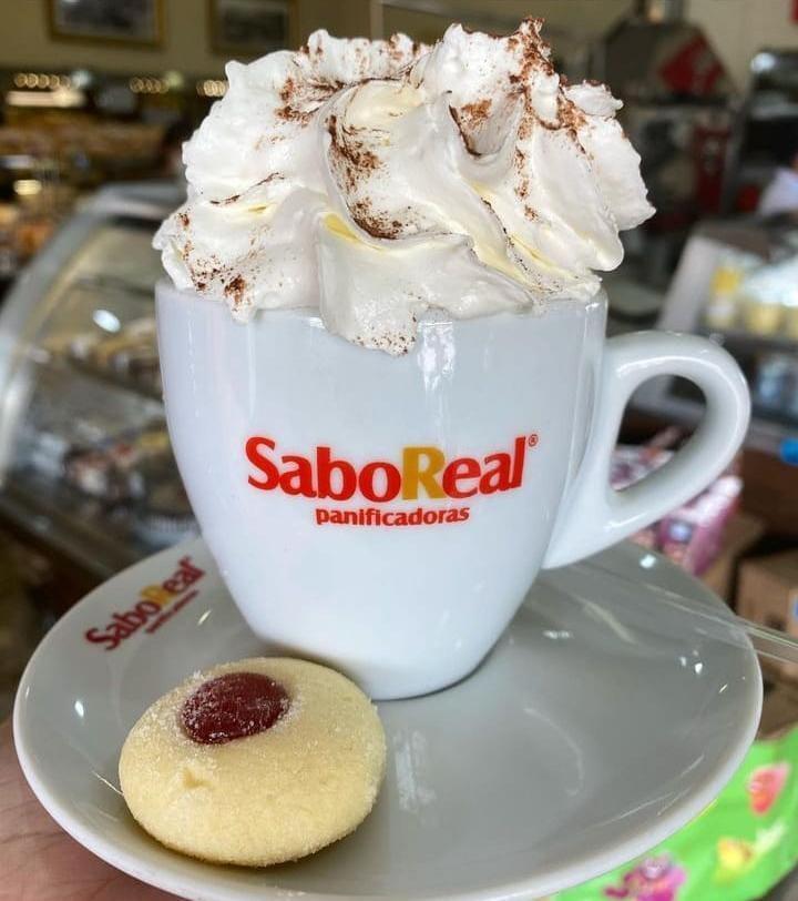 O cappuccino com bolachinha da Panificadora SaboReal esquenta seus dias frios. A SaboReal fica na avenida da Saudade (Foto/Divulgação)