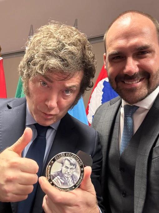 Javier Milei e Eduardo Bolsonaro com a medalha do 'imbrochável' (Foto/Reprodução / X)