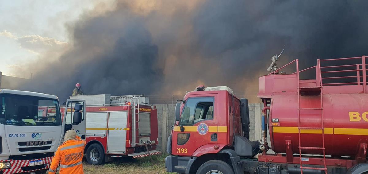 Incêndio atingiu carros no pátio do Detran (Foto/Divulgação)