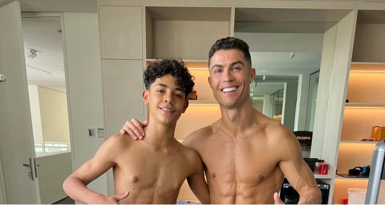 Cristiano Ronaldo ao lado de seu filho Cristiano Ronaldo Jr. (Foto/Instagram)