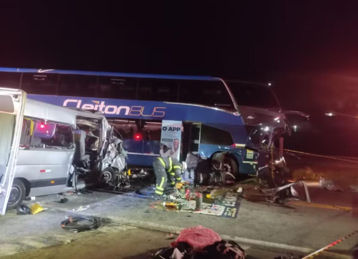 Um ônibus e uma van que transportava torcedores bateram de frente (Foto/Corpo de Bombeiros do Espírito Santo)