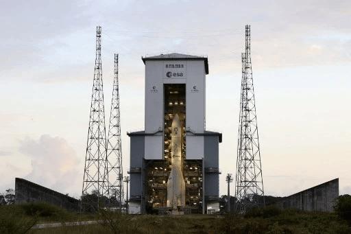 O foguete lançador de satélite Ariane 6 é visto antes de seu primeiro lançamento no centro espacial da Guiana em Kourou, Guiana Francesa (Foto/AFP or licensors)