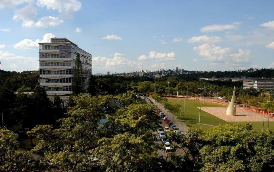Vista parcial do campus Pampulha com o prédio da Reitoria à esquerda (Foto/Foca Lisboa/UFMG)