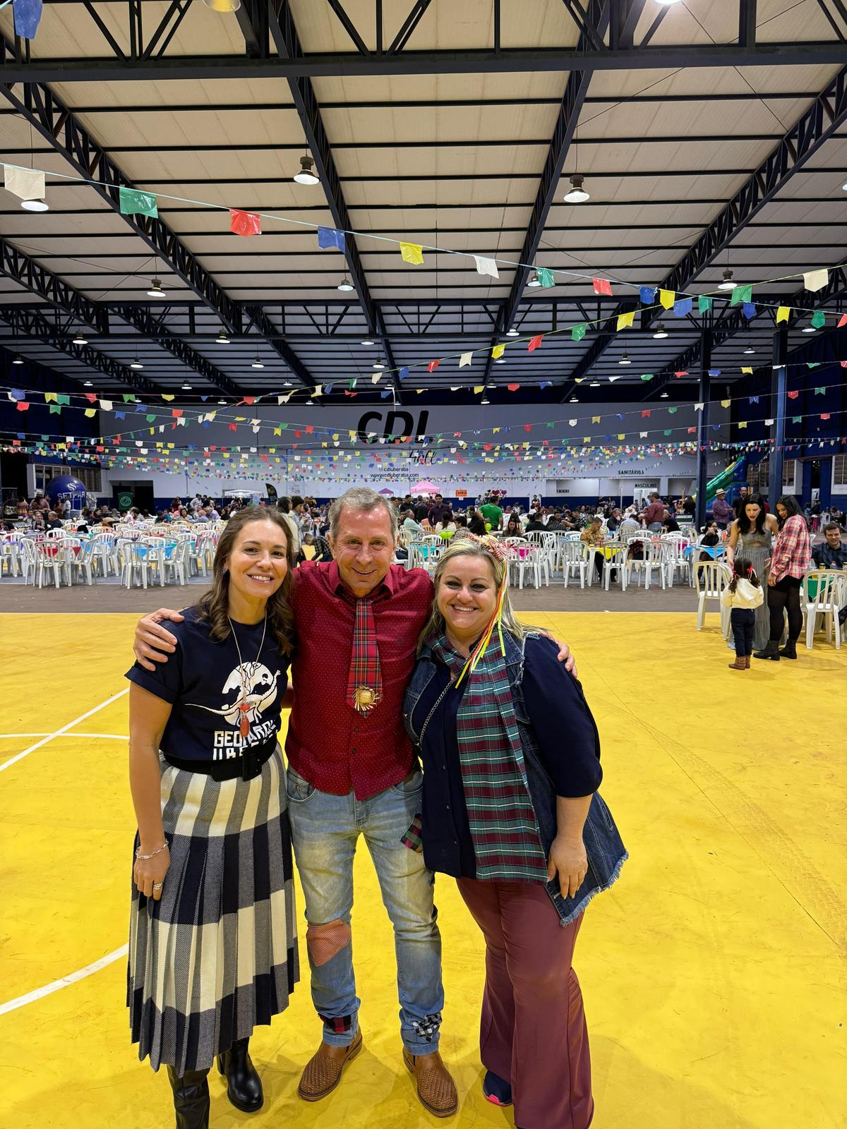 Paula Cusinato Presidente do Geoparque, Fernando Xavier Presidente do CDL, Thais Curi Presidente da AUREA, na big festa junina do último sábado no CDL Hall (Foto/Arquivo Pessoal)