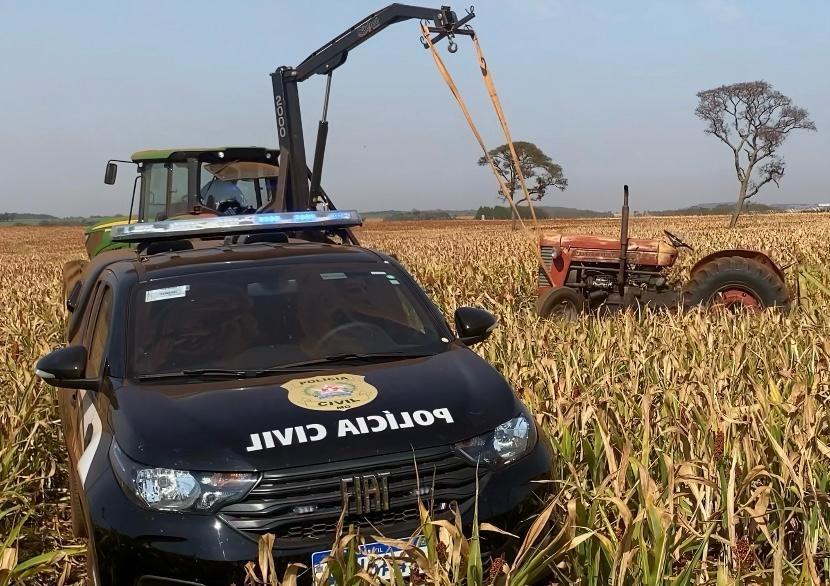 O trator estava abandonado em plantação a cerca de cinco quilômetros do local onde foi praticado o furto (Foto/Divulgação)