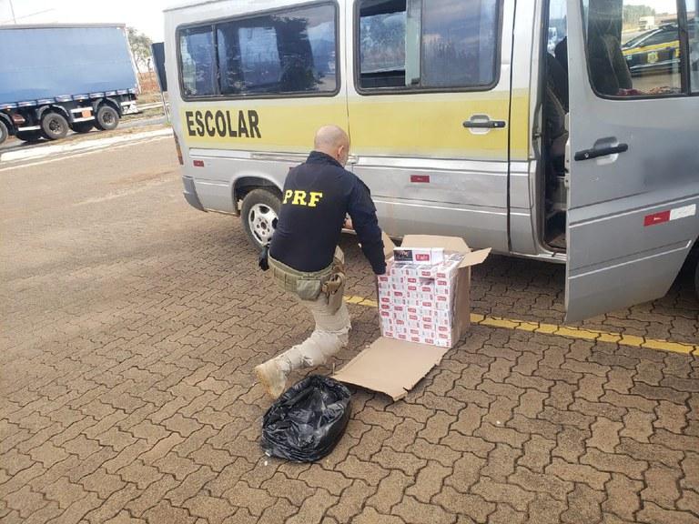 PRF achou 30 mil maços de cigarro em van escolar (Foto/PRF/Divulgação)