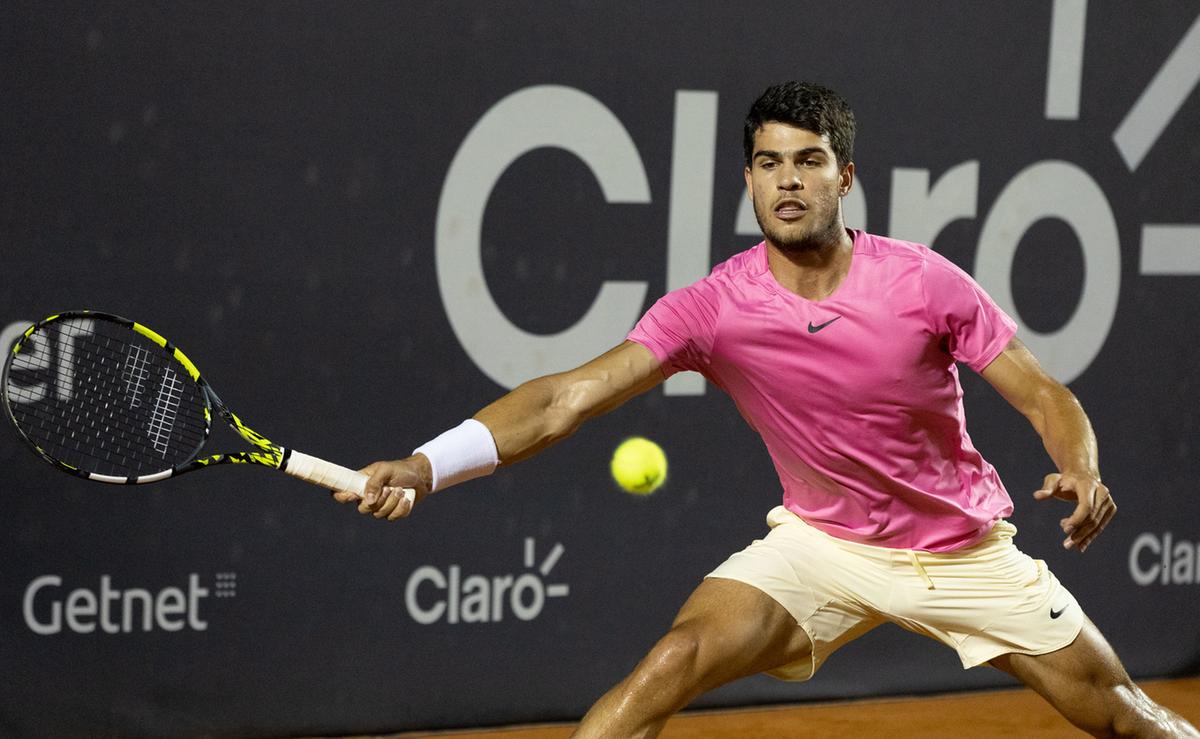 Carlos Alcaraz reluta em admitir que pode ser o novo ídolo do tênis espanhol. ((Foto/Fotojump))