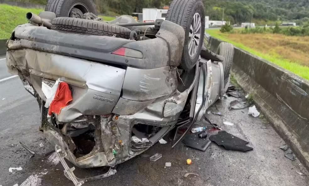 De acordo com a Polícia Rodoviária Federal (PRF), o acidente ocorreu no km 39 da rodovia, por volta das 12h30. O casal foi prontamente atendido e, segundo informações da PRF, estava consciente durante todo o processo de socorro (Foto/Reprodução PRF)