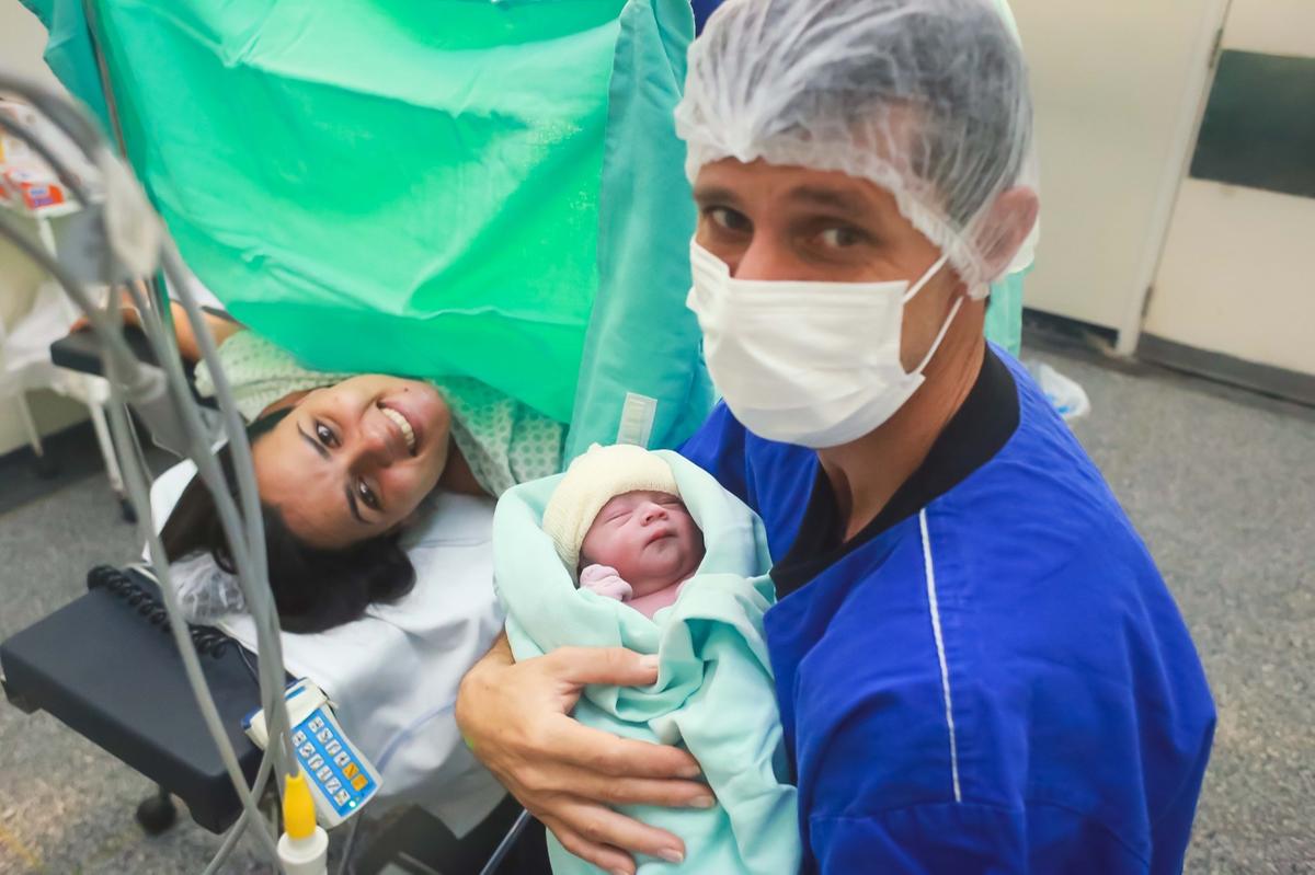 Click lindo e emocionante da chegada da pequena Luísa, com seus pais Stela Rosa e Fernando ainda na sala de parto (Foto/Stella Barros)