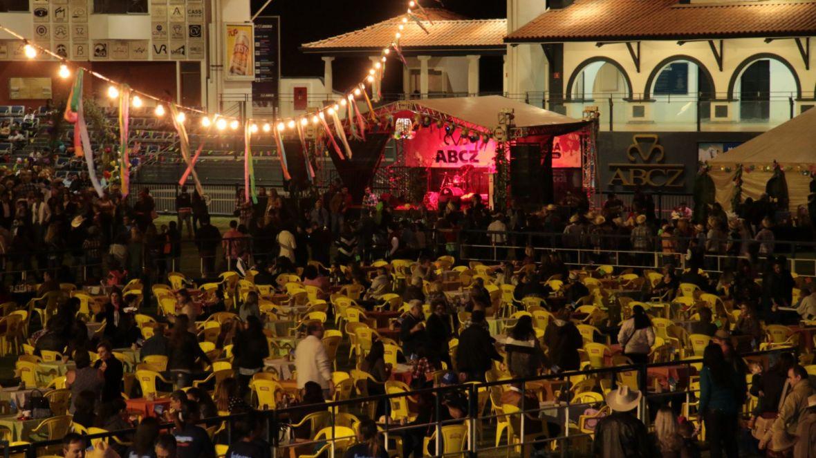 Durante o evento, 17 barracas de entidades parceiras levaram produtos típicos para enriquecer a festa, com arrecadação de 100% do que foi comercializado (Foto/Divulgação)