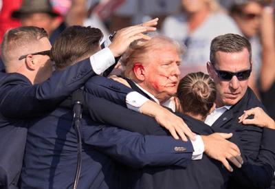 Donald Trump foi retirado do palco com a orelha sangrando (Foto/Reprodução X @adinross)