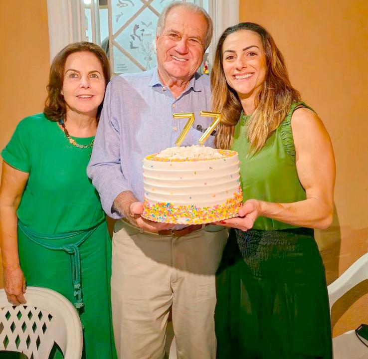 Quem também comemorou mais um ano de vida foi José Ernesto Cadelca na foto com a esposa Helena e a filha Marina (Foto/Arquivo pessoal)