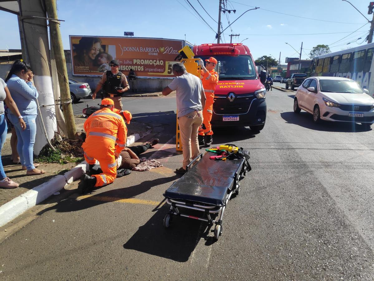 A vítima foi imobilizada e encaminhada ao Hospital Regional de Uberaba para receber atendimento médico (Foto/Divulgação)